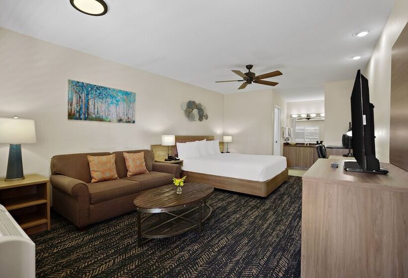 هتل La Fuente Inn & Suites