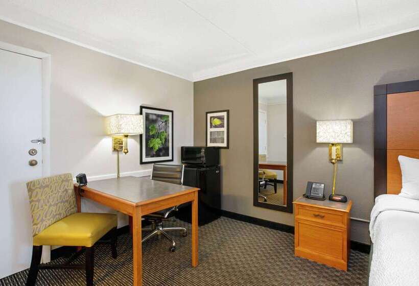 Отель La Quinta Inn By Wyndham Denver Golden