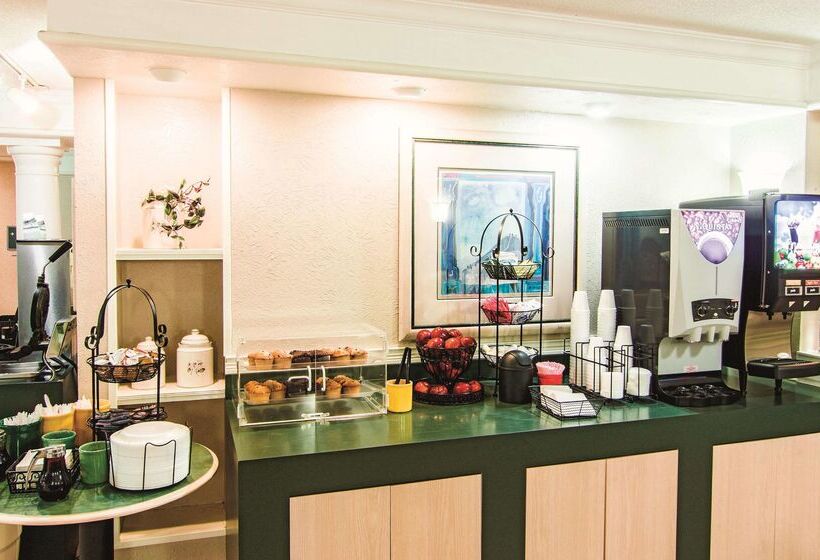 فندق La Quinta Inn By Wyndham Indianapolis Airport Lynhurst