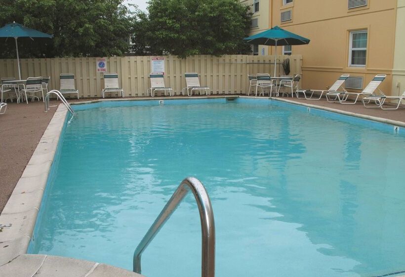 בית מלון כפרי La Quinta Inn By Wyndham Indianapolis Airport Lynhurst