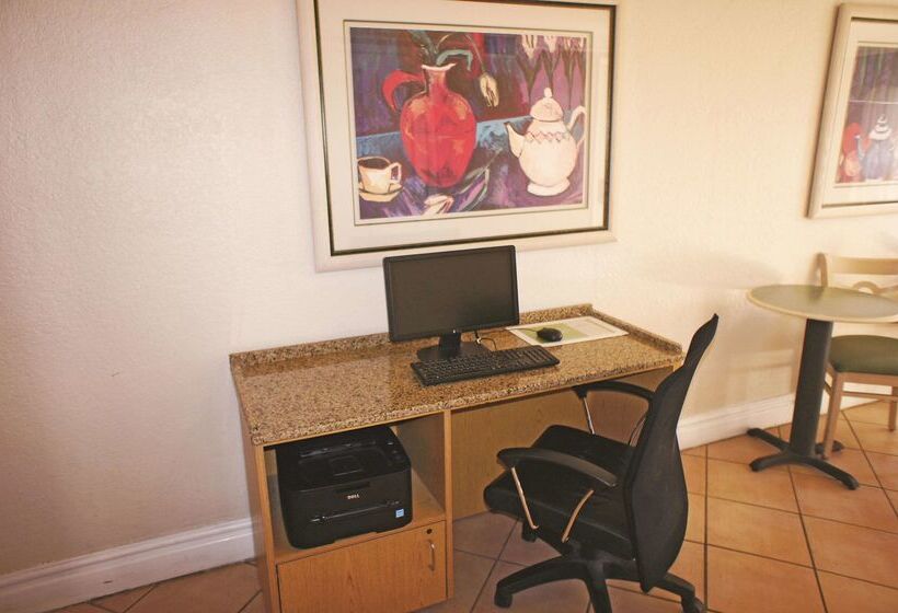 فندق La Quinta Inn By Wyndham Kansas City Lenexa