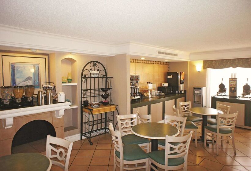 فندق La Quinta Inn By Wyndham Kansas City Lenexa