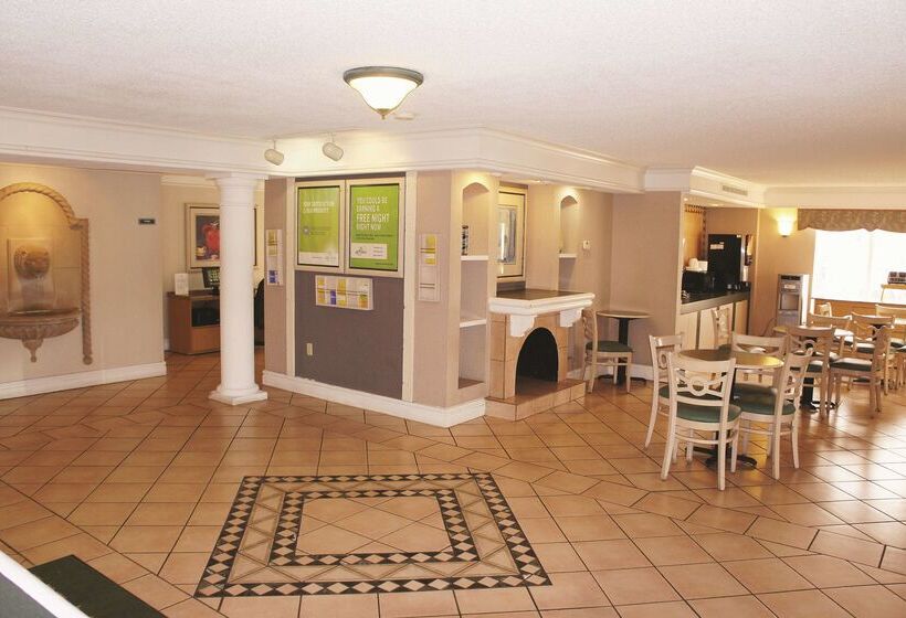 فندق La Quinta Inn By Wyndham Kansas City Lenexa