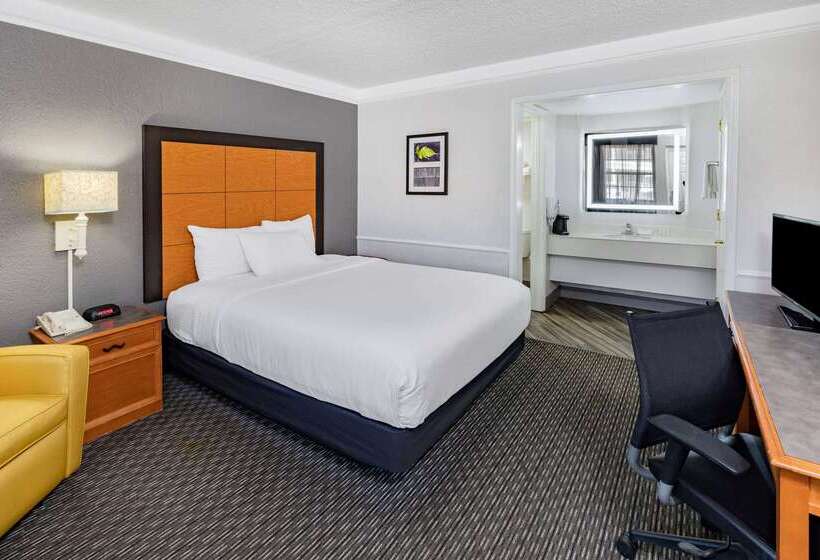 هتل La Quinta Inn By Wyndham Laredo I35