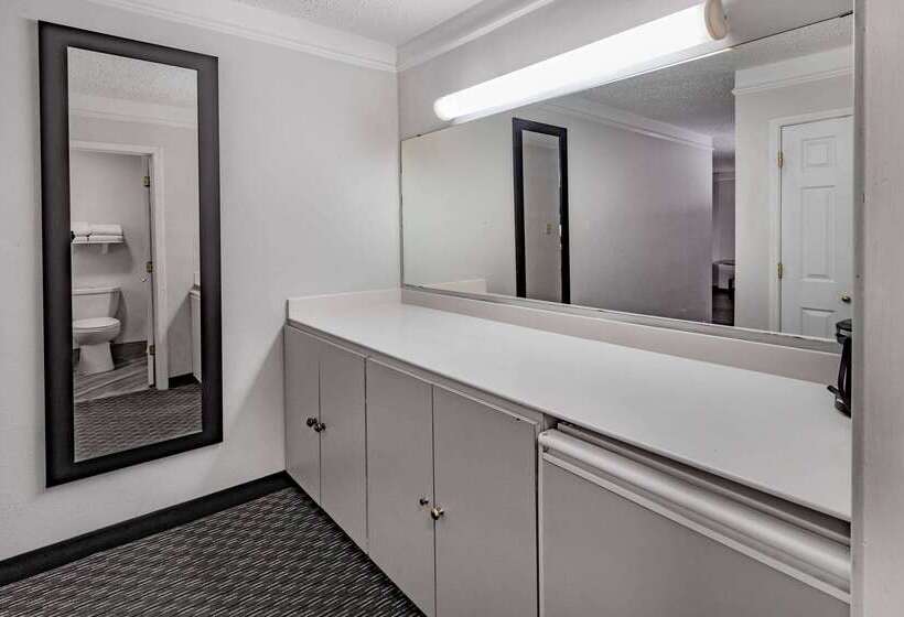 هتل La Quinta Inn By Wyndham Laredo I35