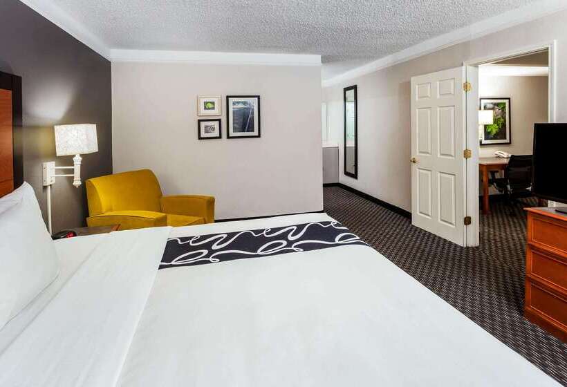 هتل La Quinta Inn By Wyndham Laredo I35