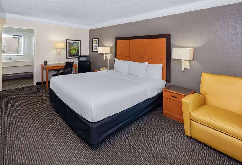 هتل La Quinta Inn By Wyndham Laredo I35