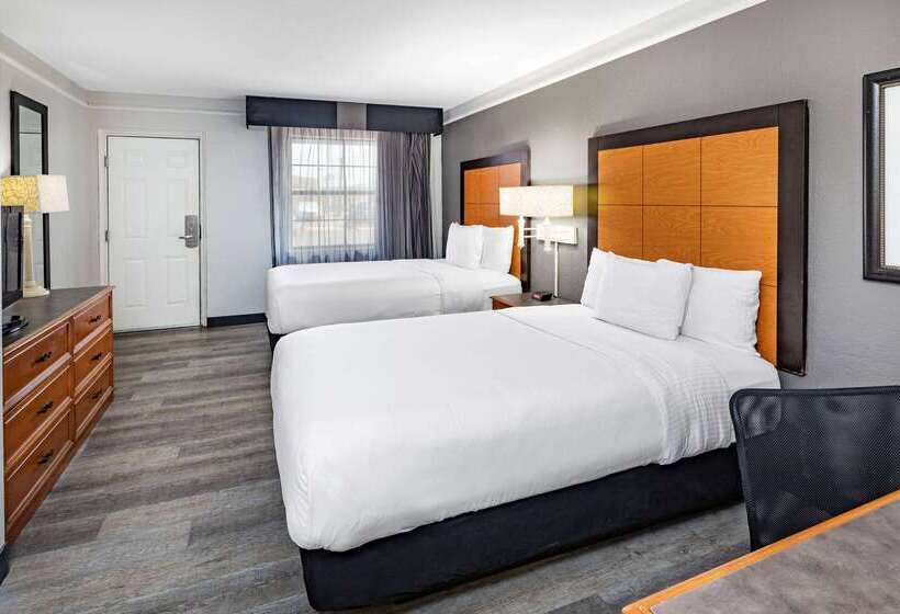 هتل La Quinta Inn By Wyndham Laredo I35