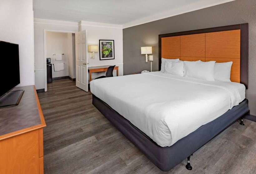 هتل La Quinta Inn By Wyndham Laredo I35