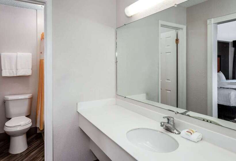 هتل La Quinta Inn By Wyndham Laredo I35