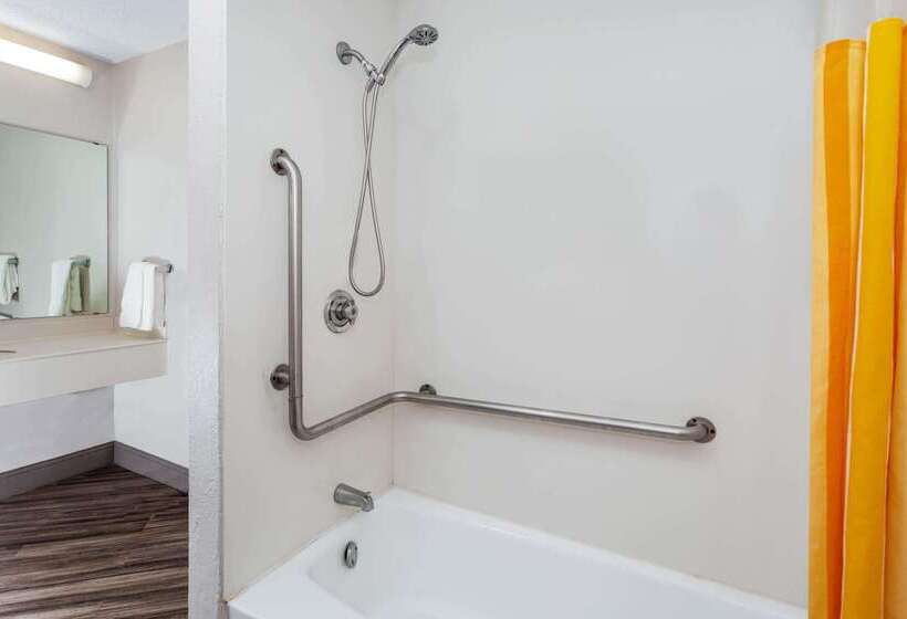 هتل La Quinta Inn By Wyndham Laredo I35