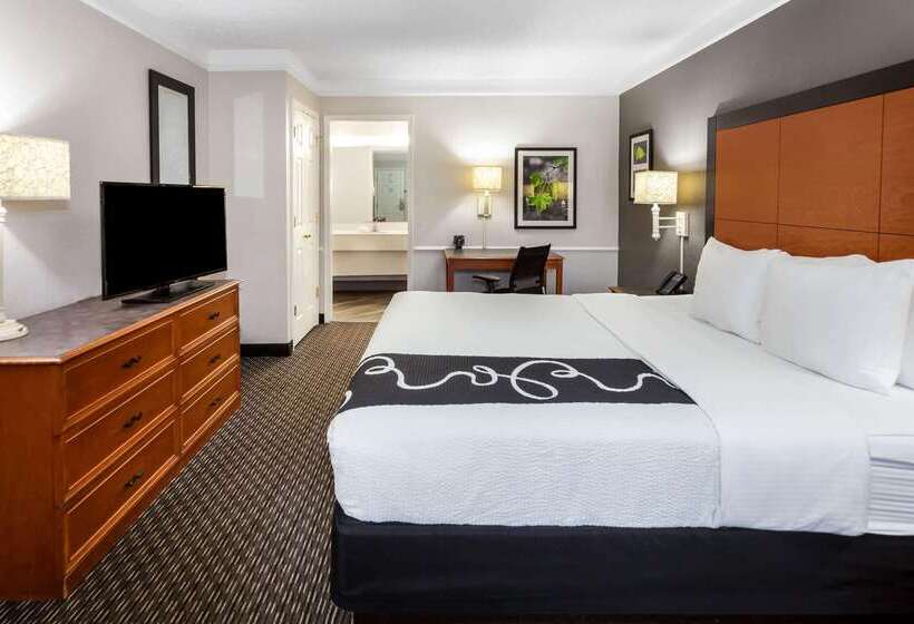 هتل La Quinta Inn By Wyndham Laredo I35