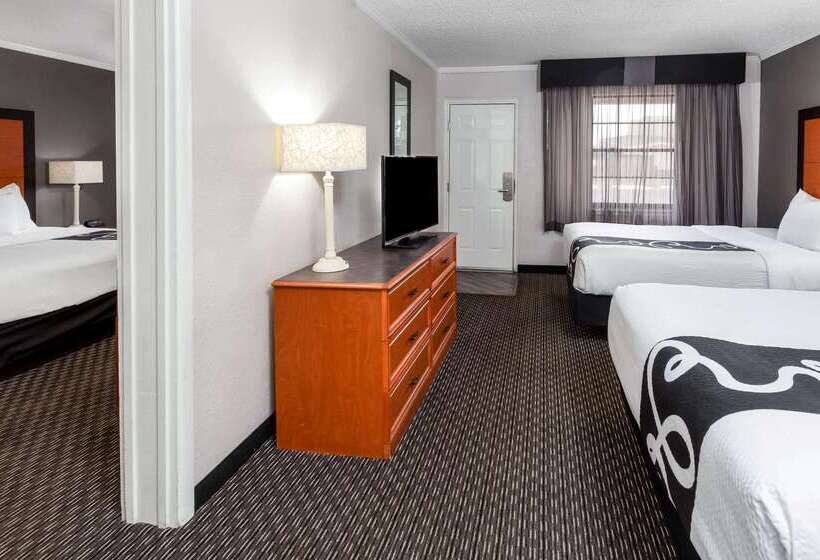 هتل La Quinta Inn By Wyndham Laredo I35