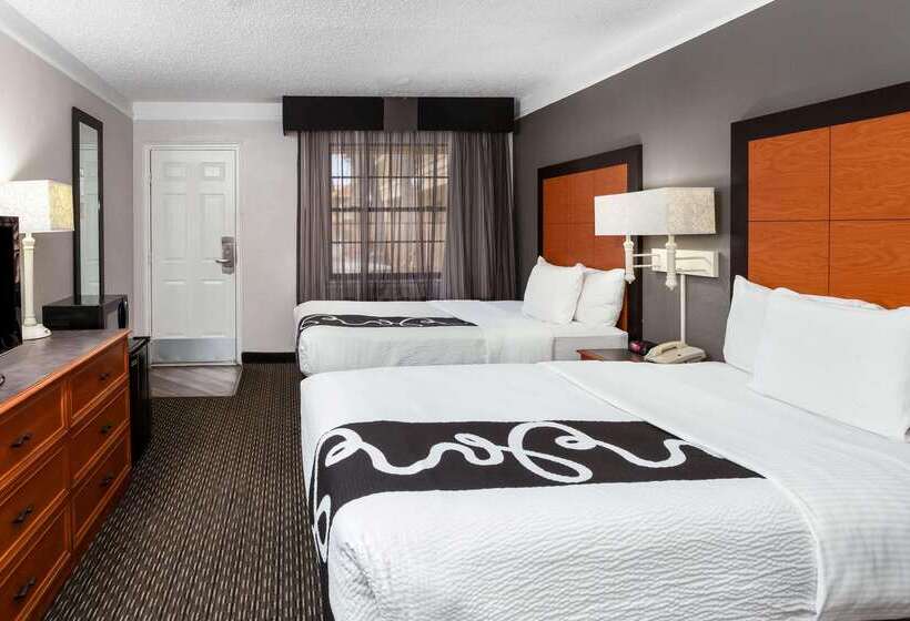 هتل La Quinta Inn By Wyndham Laredo I35