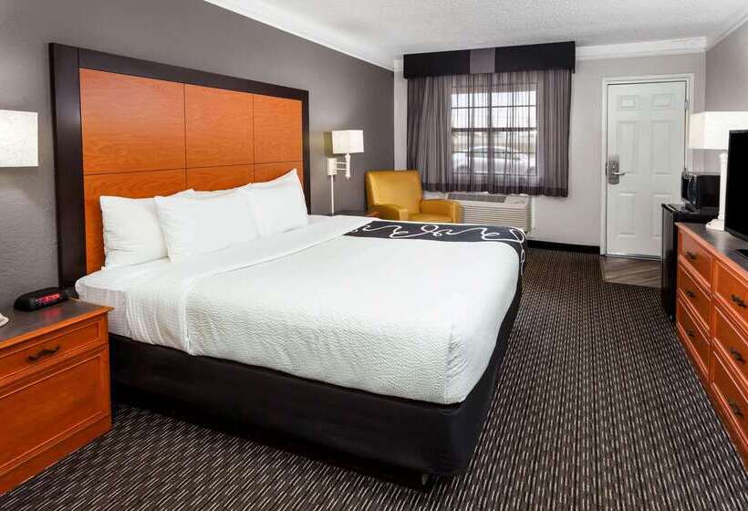 هتل La Quinta Inn By Wyndham Laredo I35