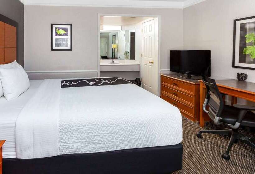 هتل La Quinta Inn By Wyndham Laredo I35