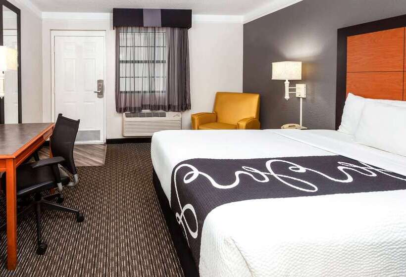 هتل La Quinta Inn By Wyndham Laredo I35