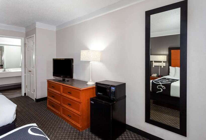 هتل La Quinta Inn By Wyndham Laredo I35