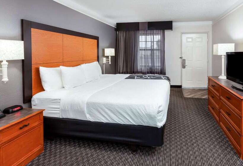 هتل La Quinta Inn By Wyndham Laredo I35
