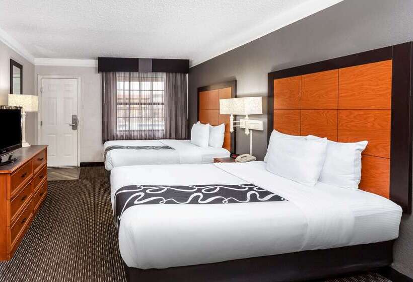 هتل La Quinta Inn By Wyndham Laredo I35