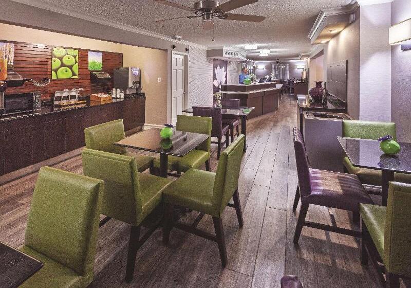 هتل La Quinta Inn By Wyndham Laredo I35