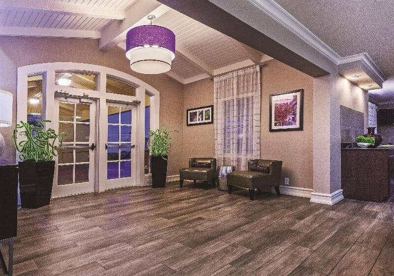 هتل La Quinta Inn By Wyndham Laredo I35