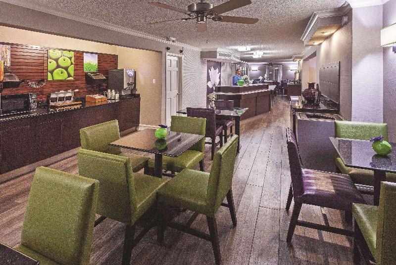 هتل La Quinta Inn By Wyndham Laredo I35