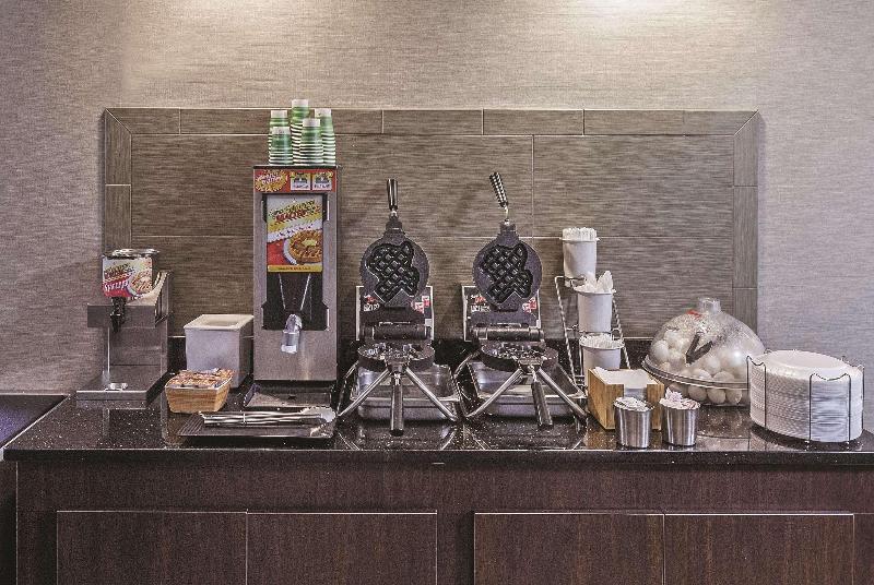 هتل La Quinta Inn By Wyndham Laredo I35