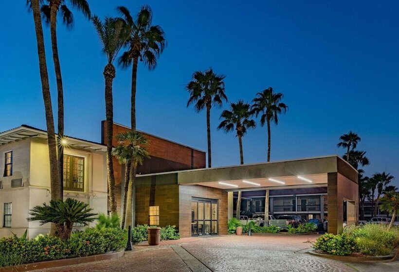 هتل La Quinta Inn By Wyndham Laredo I35