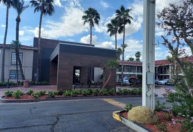 هتل La Quinta Inn By Wyndham Laredo I35