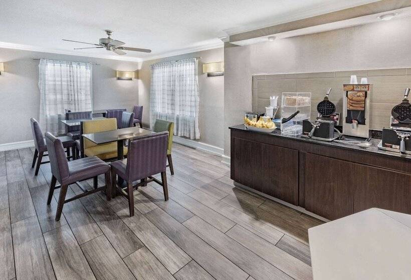 هتل La Quinta Inn By Wyndham Laredo I35