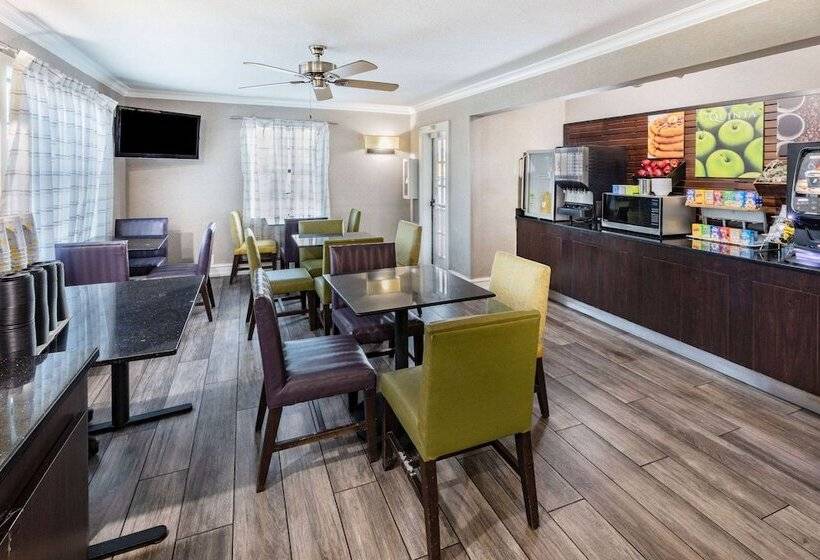 هتل La Quinta Inn By Wyndham Laredo I35