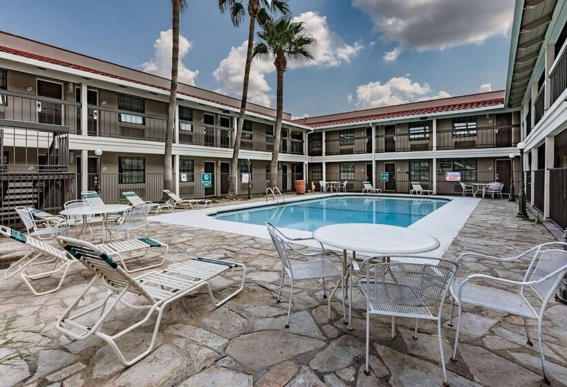 هتل La Quinta Inn By Wyndham Laredo I35