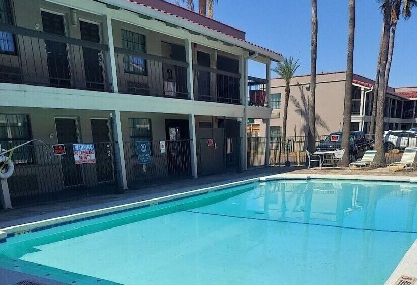 هتل La Quinta Inn By Wyndham Laredo I35