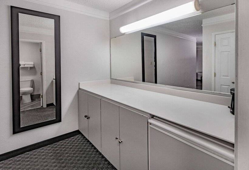 هتل La Quinta Inn By Wyndham Laredo I35