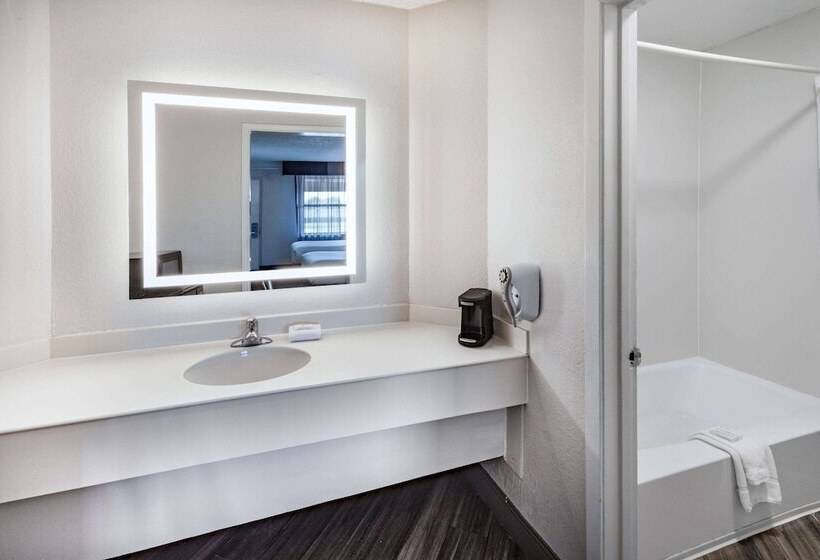 هتل La Quinta Inn By Wyndham Laredo I35