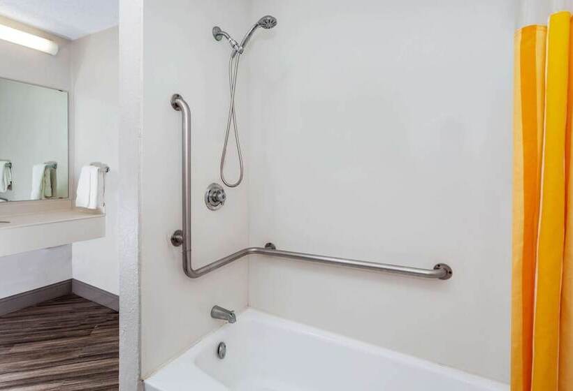 هتل La Quinta Inn By Wyndham Laredo I35