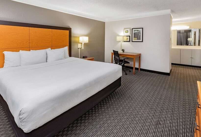 هتل La Quinta Inn By Wyndham Laredo I35