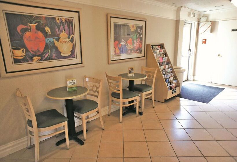 هتل La Quinta Inn Lexington Horse Park