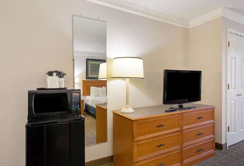 هتل La Quinta Inn Lexington Horse Park