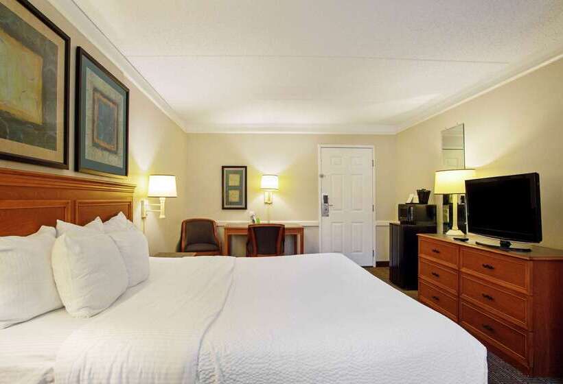 هتل La Quinta Inn Lexington Horse Park