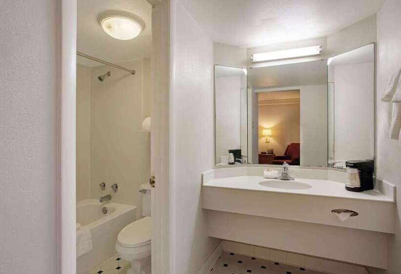 هتل La Quinta Inn Lexington Horse Park