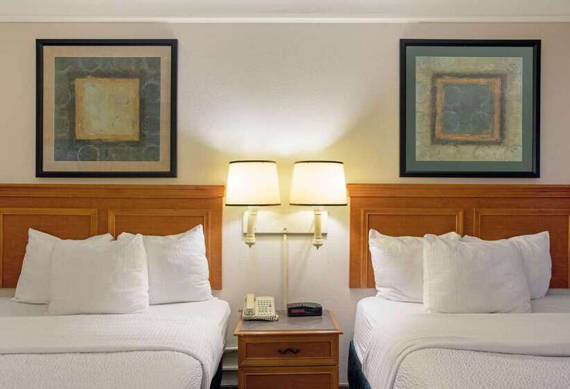 هتل La Quinta Inn Lexington Horse Park