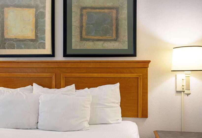 هتل La Quinta Inn Lexington Horse Park