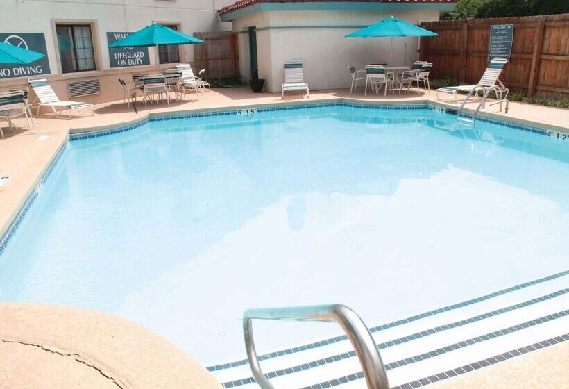 هتل La Quinta Inn Lexington Horse Park