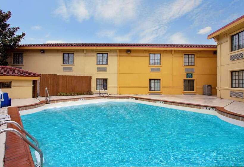 هتل La Quinta Inn Lexington Horse Park