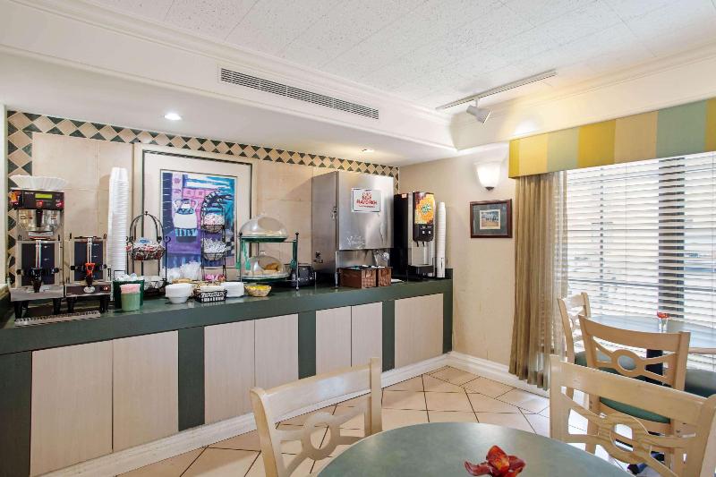 هتل La Quinta Inn Lexington Horse Park