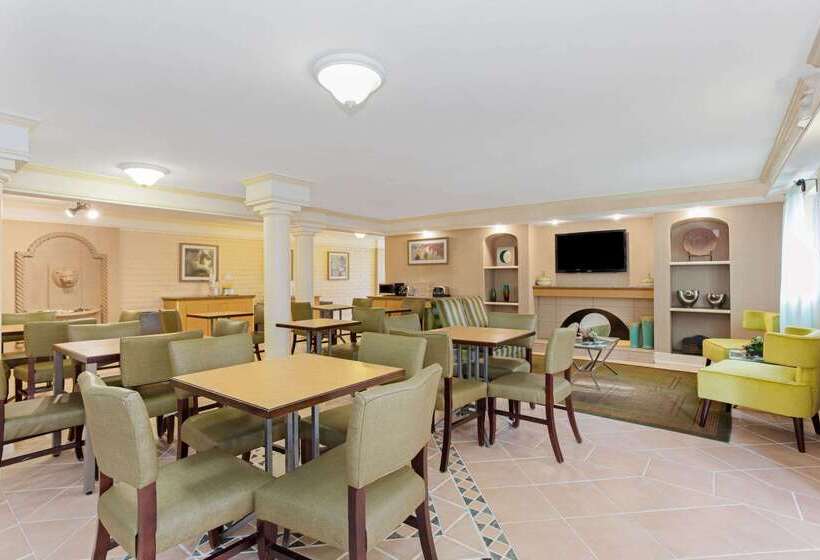 هتل La Quinta Inn By Wyndham Orlando Airport West