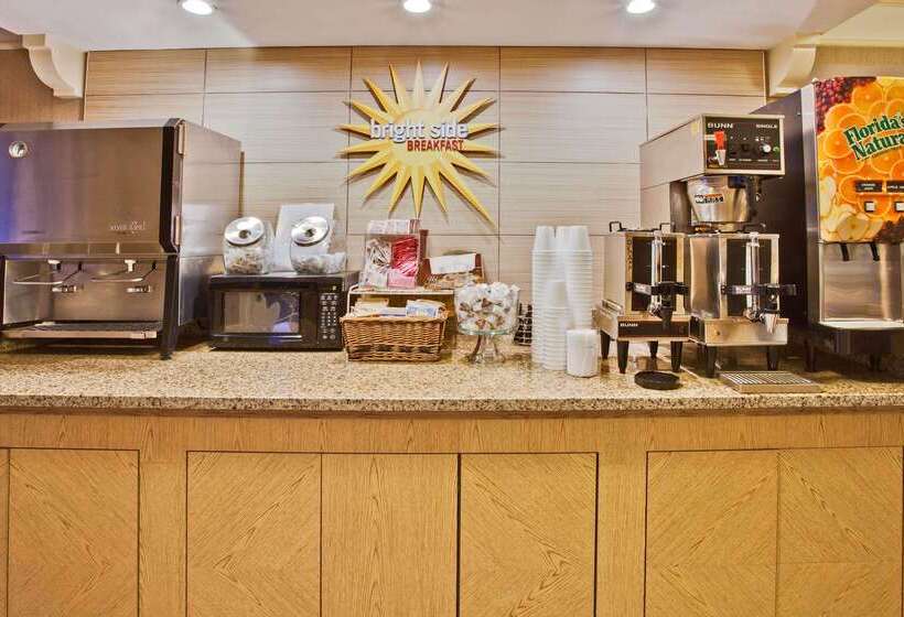 هتل La Quinta Inn By Wyndham Orlando Airport West