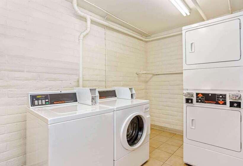 هتل La Quinta Inn By Wyndham Orlando Airport West